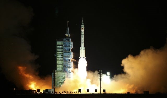 Plovilo Shenzhou uspešno združeno z vesoljsko kapsulo