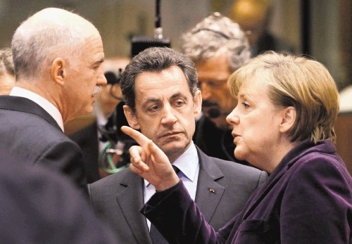 Nemška kanclerka Angela Merkel in francoski predsednik  Nicolas Sarkozy sta izrazila presenečenje nad napovedjo  grškega...