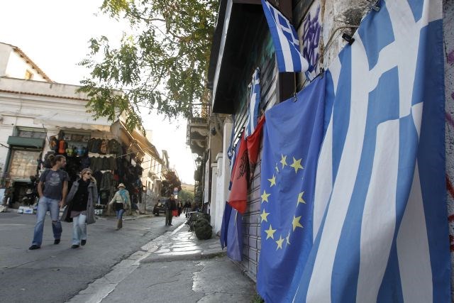 Vroče dogajanje v Atenah: Premier Papandreou počasi opušča idejo o referendumu