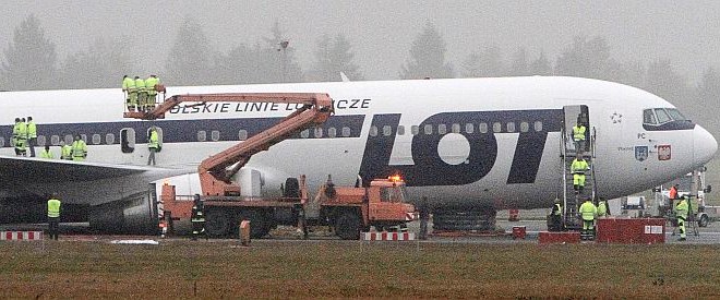 Pilot letala poljske letalske družbe Lot, ki je z 220 potniki na krovu potovalo iz ameriškega Newarka, je zasilno pristal na...