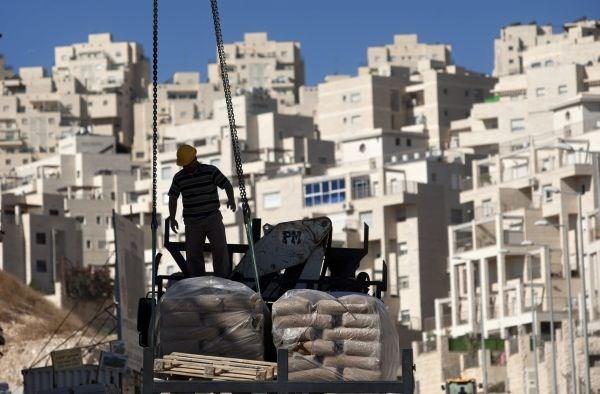 Izraelske oblasti so se med drugim odločile začasno zamrzniti nakazovanje sredstev palestinskim oblastem ter so sprejele...