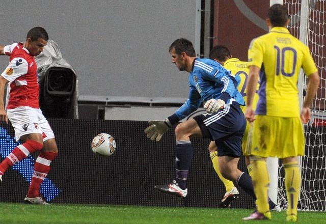 S temle golom Brazilca Lime (levo) v vrstah Brage se je po napaki vratarja Handanoviča začel potop Maribora.