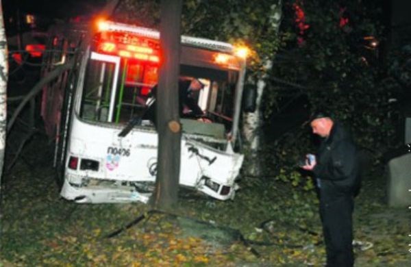 Tragedija v Beogradu: Avtobus zapeljal v park in do smrti povozil dve osebi