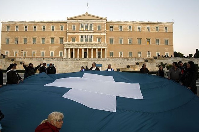 Več grških ministrov za oblikovanje prehodne vlade