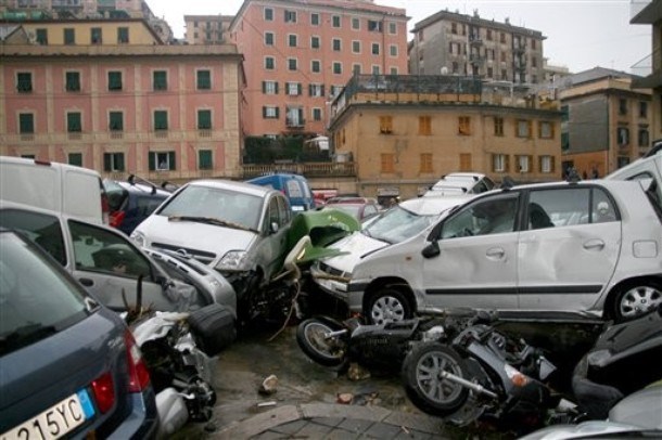 Italijansko državno tožilstvo je po poplavah, ki so v petek v Genovi terjale šest življenj, sprožilo preiskavo zaradi...