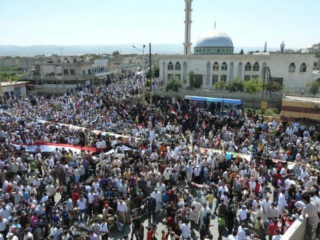 Sirski protestniki v mestu Hula blizu Homsa.