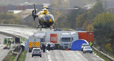 Za petkovo tragedijo na angleški avtocesti sta bila kriva dim in ognjemet