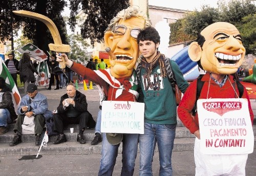 Po Rimu so znova krožili protestniki, tokrat bolj miroljubni, z napisi na lutki Bossija: »Silvio, zamenjaj mi plenice,« in...
