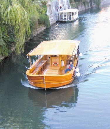 Barka Ljubljanica (na fotografiji) je za pletnjo Nado že druga lesena ladjica, ki je prvič izplula to leto. Barka bo turiste...