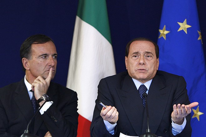 Berlusconi (na fotografiji desno)