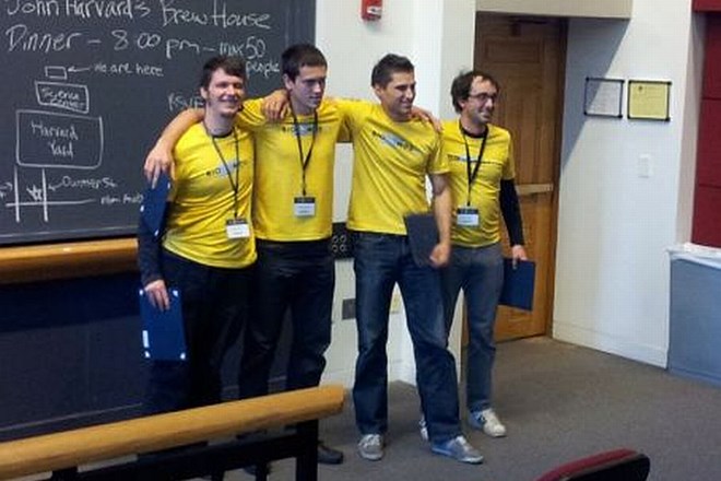 Študenti slovenske ekipe na tekmovanju Biomod ob podelitvi nagrad v Jeffersonovem fizikalnem laboratoriju na univerzi...
