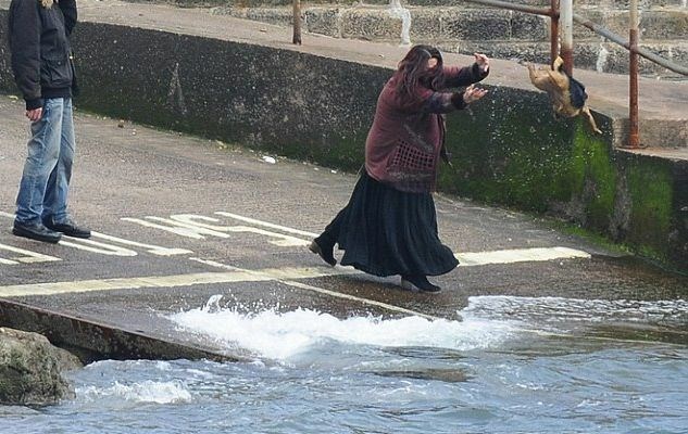 Linda Jones meče svojo psičko Jess v morje.
