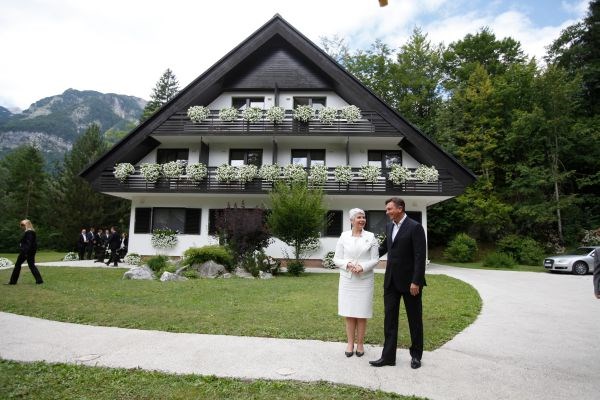 Sporazum sta konec leta 2009 podpisala Kosorjeva in takratni slovenski premier Borut Pahor.