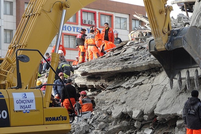 V potresu v Turčiji po zadnjih podatkih najmanj 17 mrtvih