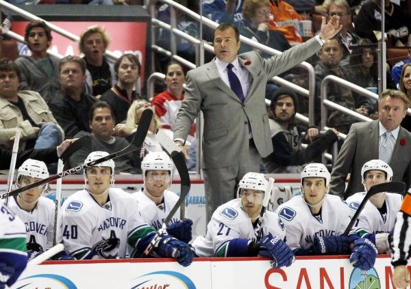 Trener ekipe Vancouver Canucks Alain Vigneault, ki so izgubili proti Anaheim Ducksi.