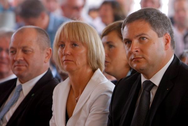 Na sredini Tanja Strniša, poleg nje minister Dejan Židan.