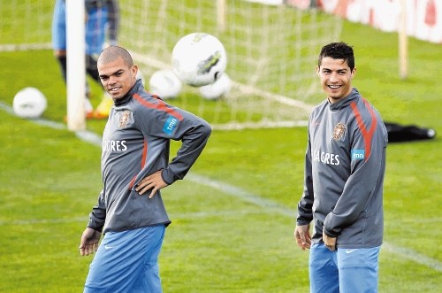 Zvezdnika madridskega Reala Pepe (levo) in Cristiano Ronaldo bosta skušala preprečiti presenečenje, kar bi bila uvrstitev BiH...