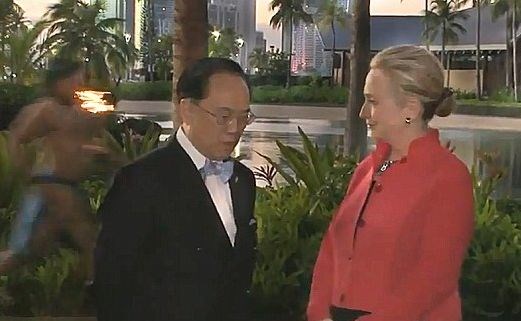 Tsong in Clintonova, še preden sta opazila naključnega mimoidočega (na levi strani fotografije).