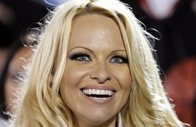 Nekdanja Playboyeva zajčica Pamela Anderson bo Devica Marija