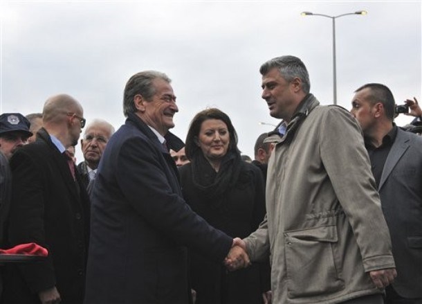 Kosovski premier Hashim Thaci (na sliki desno) je danes pred kosovsko skupščino zavrnil možnost delitve Kosova oziroma...