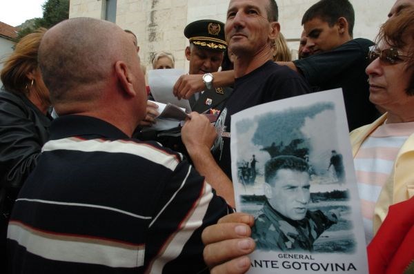 Soobtožena, generala Anteja Gotovino pa je obsodilo na 24 let zapora, Mladena Markača pa na 18 let zapora.