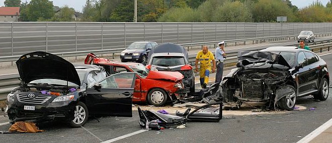 Nemčija: V verižnem trčenju 50 vozil ranjenih 35 ljudi, v drugi nesreči pet mrtvih