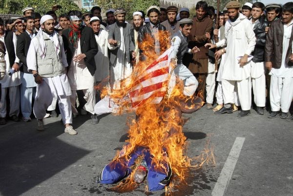 Protestniki so sežigali ameriške zastave.