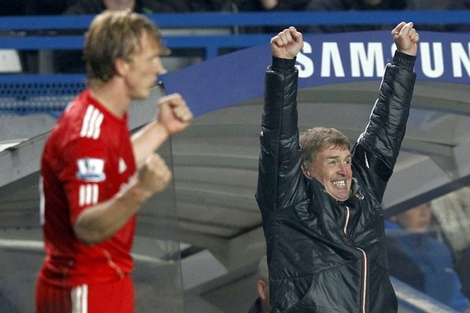 Kenny Dalglish je zelo zadovoljen po zmagi proti Chelseaju.