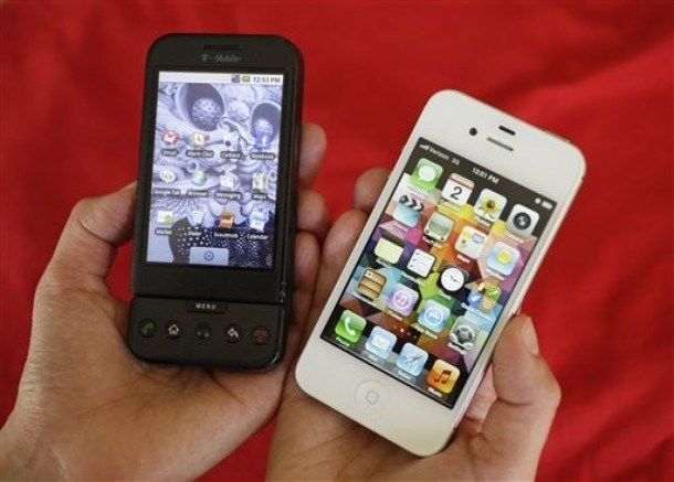 Levo HTC G1 in iPhone 4S.