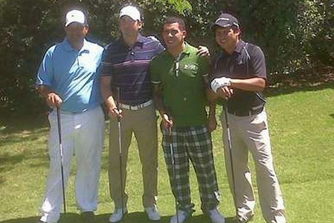 Carlos Tevez v družbi golfistov.
