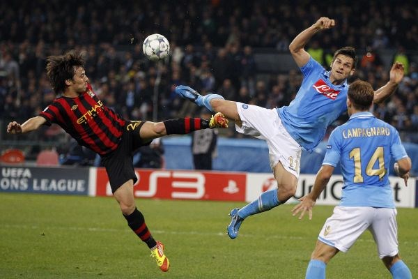 Edinson Cavani (med skokom v modrem dresu) je prekinil strelski post in za Napoli proti Manchestru Cityju zabil dva gola.