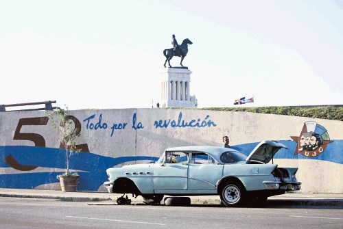 Eden redkih  zasebnih  taksistov v  Havani, ki je  izkoristil  privatizacijske  reforme Raula  Castra, menja  počeno...