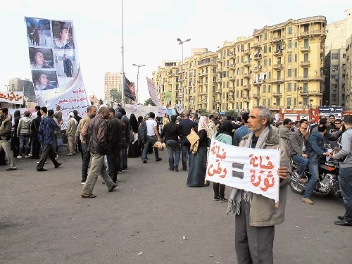 Tudi 37 mrtvih protestnikov ni prestrašilo prebivalcev Kaira in včeraj so se  znova zbrali na trgu Tahrir.