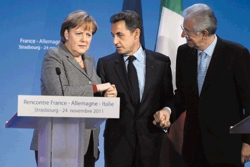Nemška kanclerka Angela Merkel (levo), francoski predsednik Nicolas Sarkozy (v sredini) in italijanski premier Mario Monti...