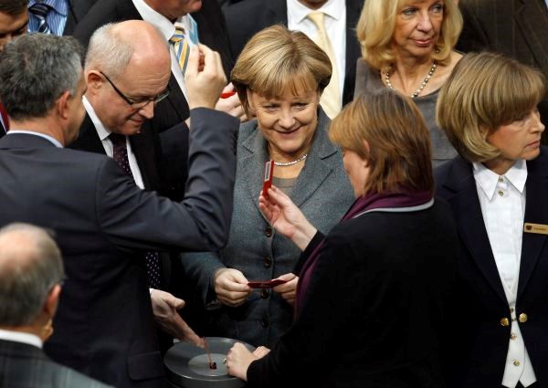 Rehn je nekoliko okrcal tudi Nemčijo, ki s svojimi jasnimi in nepopustljivimi stališči narekuje reševanje dolžniških težav...