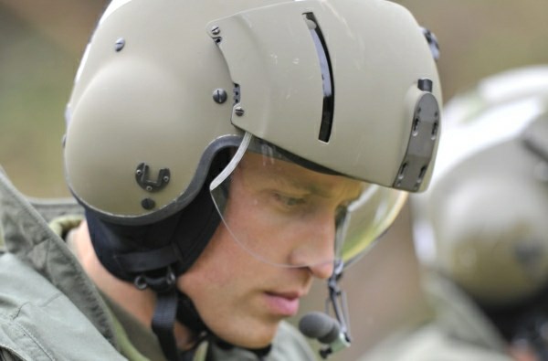 Princ William se kot reševalec uri za helikopterskega kapitana.