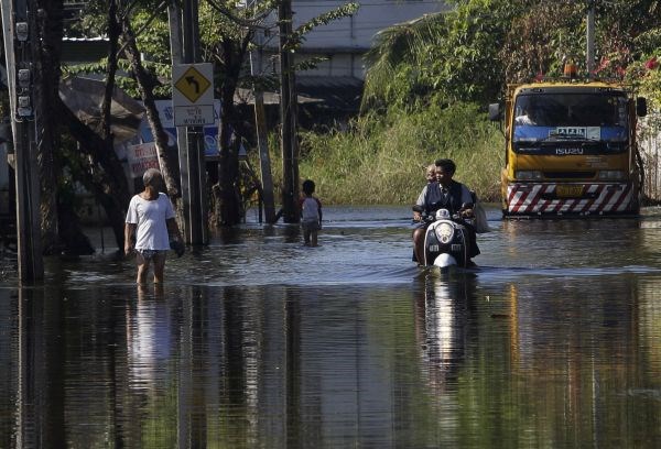 Poplave, ki jih je sprožilo nenavadno oblino monsunsko deževje pred tremi meseci, so uničile domove in življenja več...