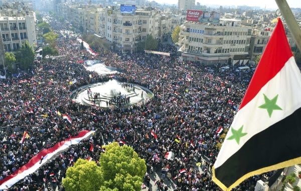 Protestov proti sankcijam Arabske lige se je udeležilo več deset tisoč ljudi.
