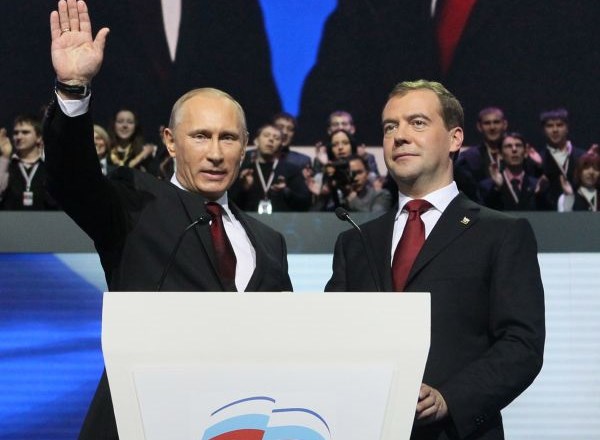 Levo Vladimir Putin, poleg njega Dmitrij Medvedjev.