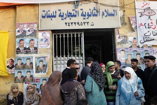 Gneča pred voliščem v Kairu.