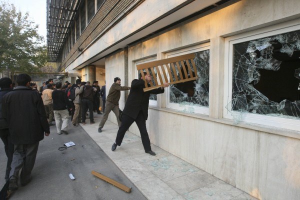 Iranski protestniki so vdrli v britansko veleposlaništvo.