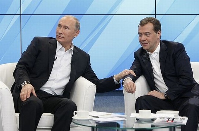 Ruski premier Vladimir Putin in predsednik Dmitrij Medvedjev.