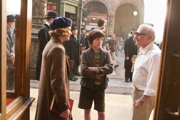 Od leve: Emily Mortimer, Asa Butterfield in Martin Scorsese na prizorišču snemanja filma Hugo.
