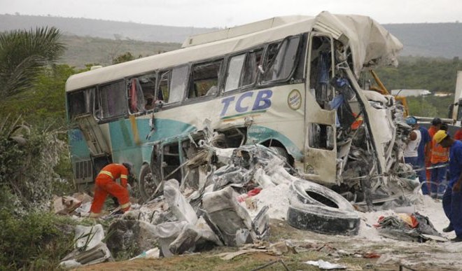 Huda nesreča v Braziliji: Tovornjak se je zaletel v avtobus, umrlo 33 ljudi