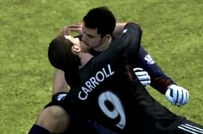 Andy Carroll v igri poljubi Lukasza Fabianskega.