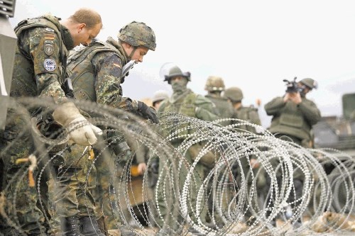 Vojaki Nata umikajo žične ovire in barikade, zelo verjetno  pa je, da bodo v soboto znova na cesti do dveh mejnih prehodov na...