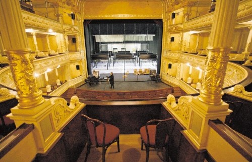 S koncertom Zlitje stoletij in spremno slovesnostjo bodo nocoj ponovno odprli ljubljansko operno-baletno hišo.
