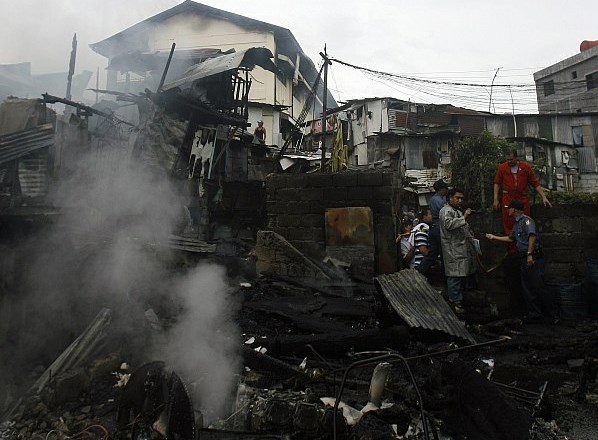 Foto: V bližini Manile na šolsko igrišče strmoglavilo letalo, vsaj 11 mrtvih, tudi otroci
