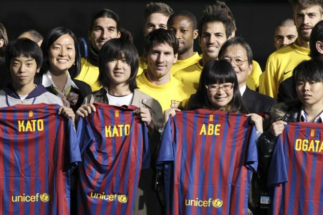 Barcelonini nogometaši so si v Tokiu vzeli čas tudi za dobrodelnost.