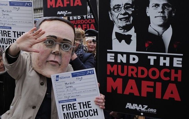 James Murdoch ujet na laži: Vedel naj bi, da novinarji vdirajo v tuje telefone